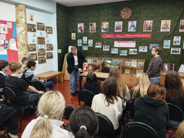 05.12.2025 Урок мужества в детской библиотеке. Школьники узнали о подвигах героев Отечества 2