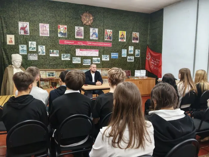 05.12.2025 Урок мужества в детской библиотеке. Школьники узнали о подвигах героев Отечества