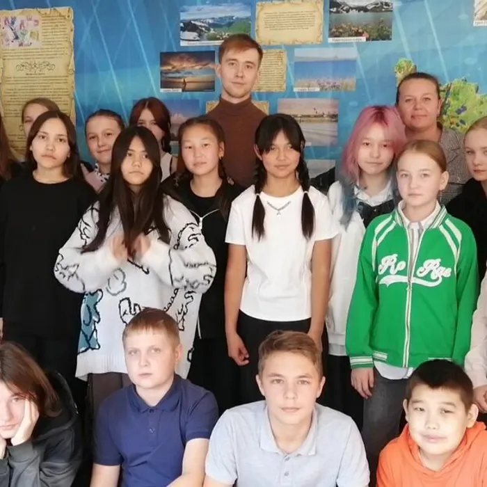 Абаканские школьники почитали вместе с успешным студентом