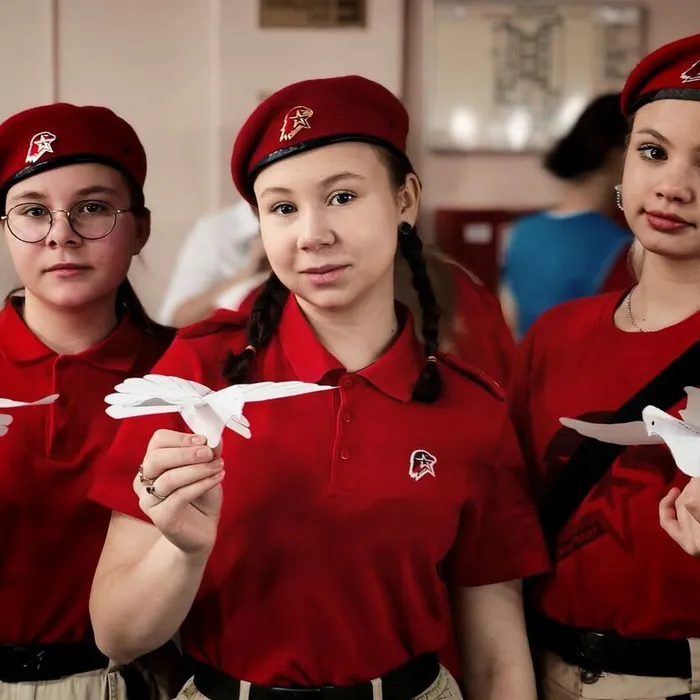 Участники патриотического форума создавали письма и символы мира для участников СВО