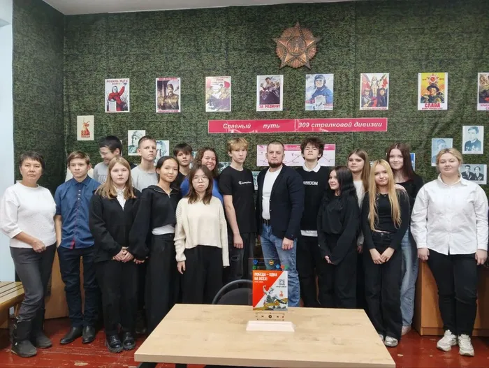 05.12.2025 Урок мужества в детской библиотеке. Школьники узнали о подвигах героев Отечества 3